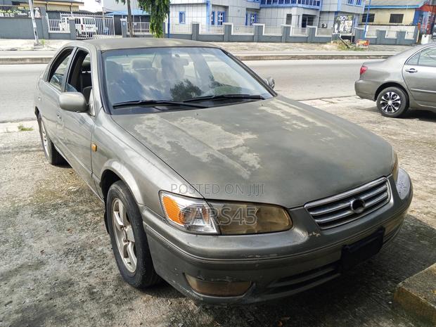 Toyota Camry LE 4dr Sedan (2.2L 4cyl 4A) 2000 Gold