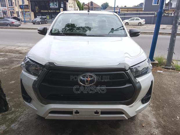 Toyota Hilux 2021 White