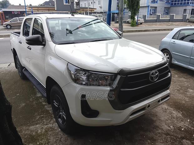 Toyota Hilux 2021 White