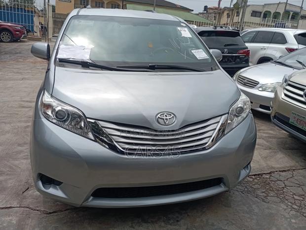 Toyota Sienna 2011 Gray