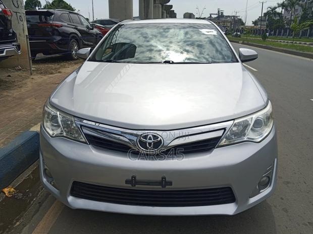 Toyota Camry XLE 4dr Sedan (2.5L 4cyl 6A) 2014 Silver