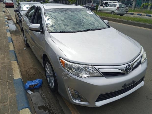 Toyota Camry XLE 4dr Sedan (2.5L 4cyl 6A) 2014 Silver