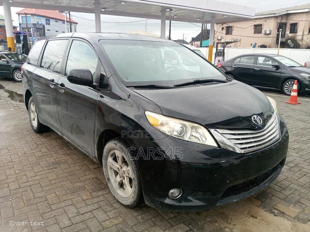 Toyota Sienna 2011 Black
