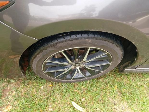Toyota Camry SE 2020 Gray