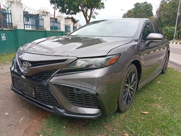 Toyota Camry SE 2020 Gray