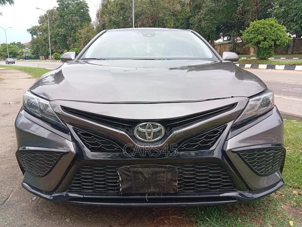 Toyota Camry SE 2020 Gray