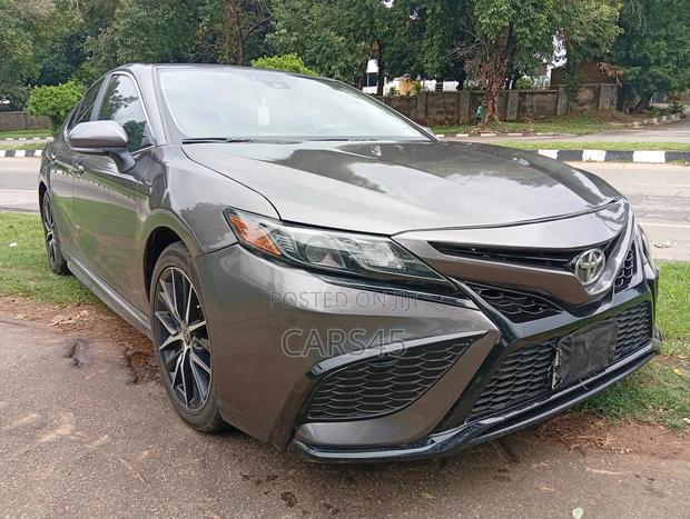 Toyota Camry SE 2020 Gray