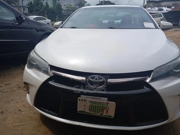 Toyota Camry SE w/Special Edition Pkg (2.5L 4cyl 6A) 2016 White