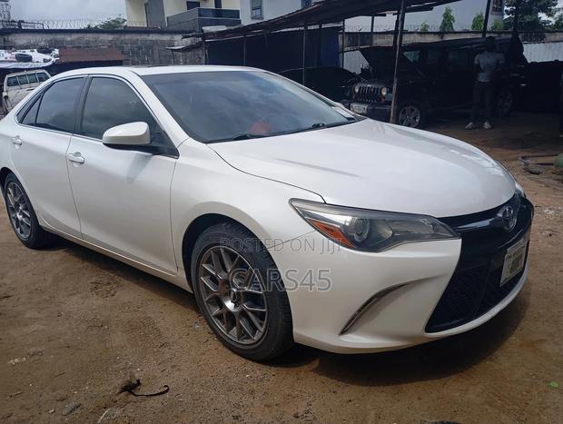 Toyota Camry SE w/Special Edition Pkg (2.5L 4cyl 6A) 2016 White