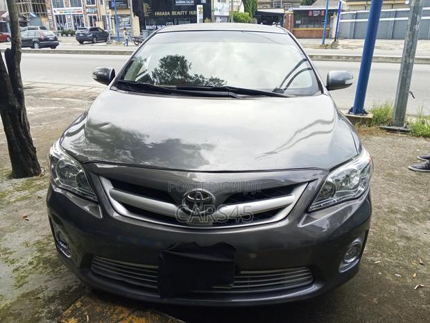 Toyota Corolla Base 4dr Sedan (1.8L 4cyl 5M) 2010 Gray