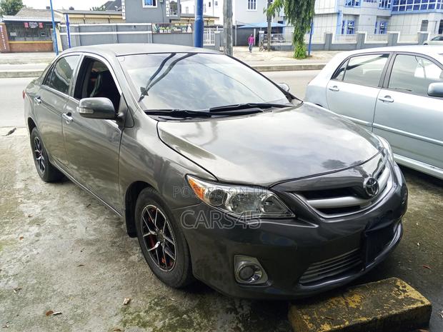 Toyota Corolla Base 4dr Sedan (1.8L 4cyl 5M) 2010 Gray