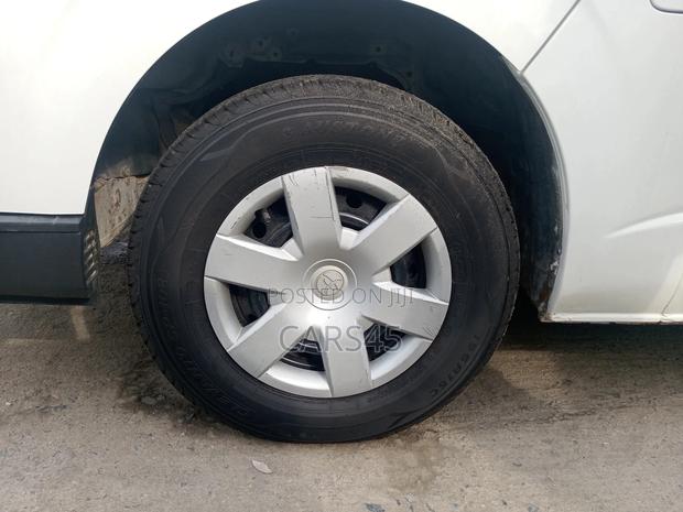 Toyota HiAce 2015 White