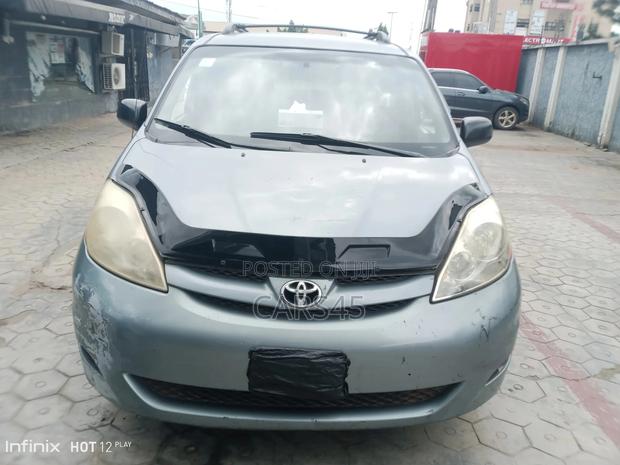 Toyota Sienna 2009 Blue