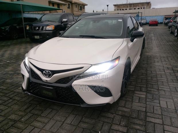 Toyota Camry XSE FWD (2.5L 4cyl 8AM) 2018 White