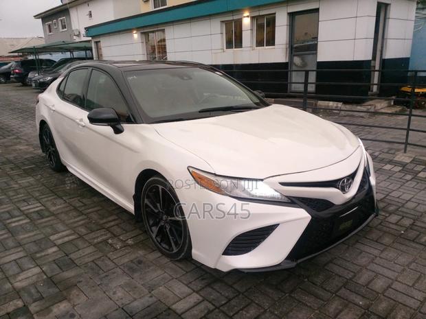 Toyota Camry XSE FWD (2.5L 4cyl 8AM) 2018 White
