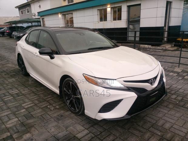 Toyota Camry XSE FWD (2.5L 4cyl 8AM) 2018 White