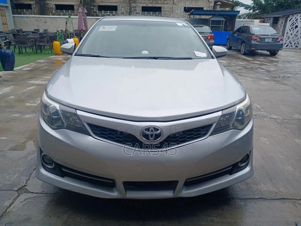Toyota Camry SE 4dr Sedan (2.5L 4cyl 6A) 2013 Silver