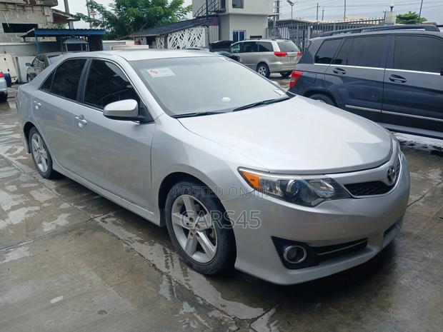 Toyota Camry SE 4dr Sedan (2.5L 4cyl 6A) 2013 Silver