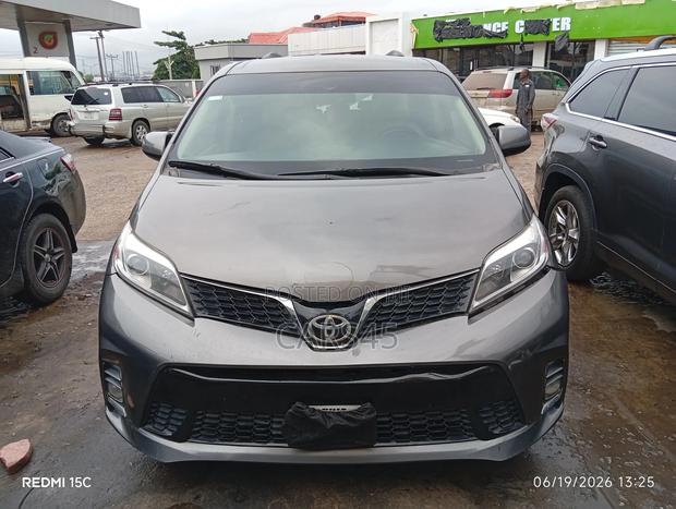 Toyota Sienna 2015 Gray