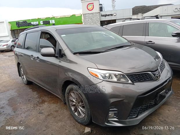 Toyota Sienna 2015 Gray