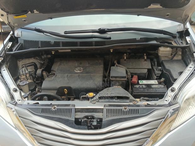 Toyota Sienna 2011 Gray