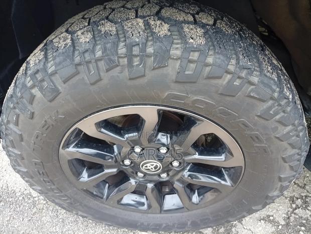 Toyota Hilux 2022 Black
