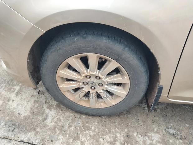 Toyota Sienna 2011 Gold