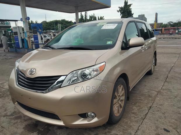 Toyota Sienna 2011 Gold