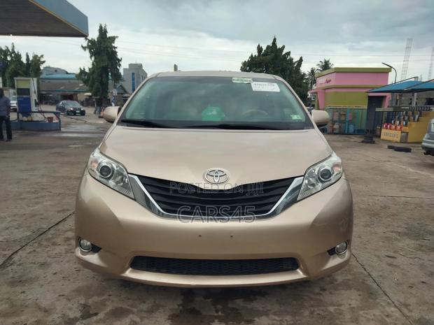 Toyota Sienna 2011 Gold