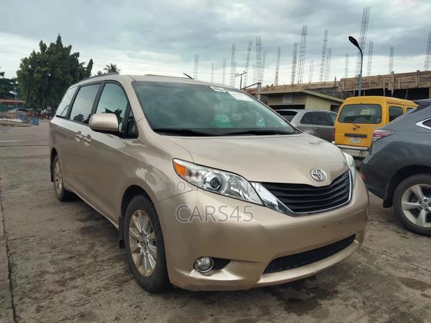 Toyota Sienna 2011 Gold
