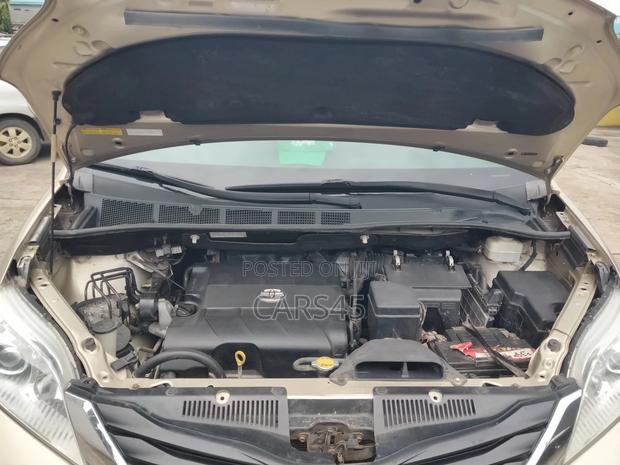 Toyota Sienna 2011 Gold