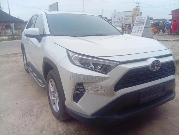 Toyota RAV4 2025 White