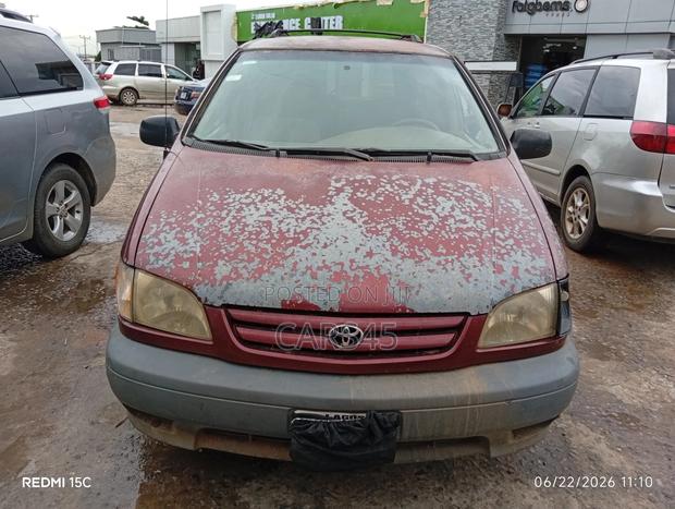 Toyota Sienna 2002 Red