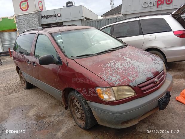 Toyota Sienna 2002 Red