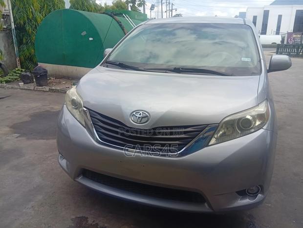 Toyota Sienna 2012 Silver