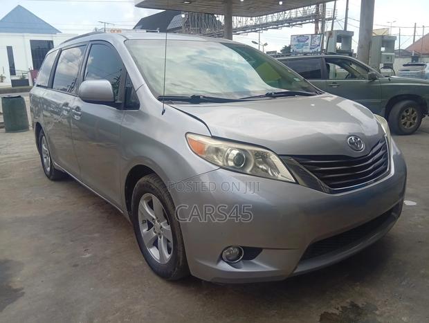 Toyota Sienna 2012 Silver