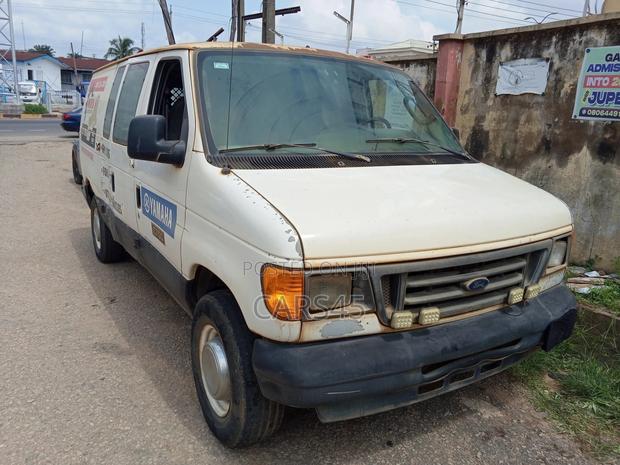 Ford E-250 2006 White