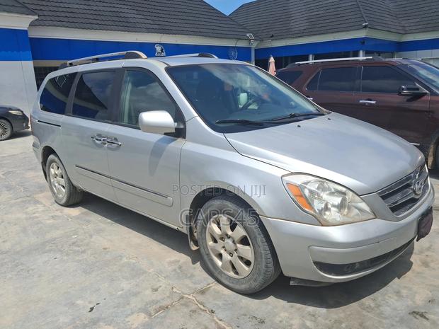 Hyundai Entourage 2007 Silver