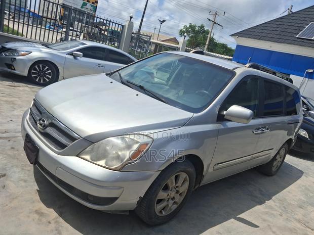 Hyundai Entourage 2007 Silver