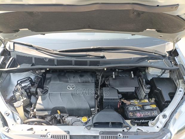 Toyota Sienna 2013 Silver