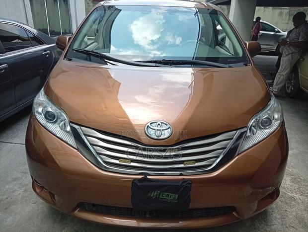 Toyota Sienna 2010 Brown