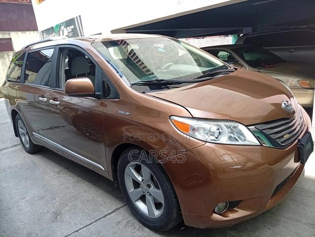 Toyota Sienna 2010 Brown