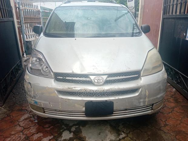 Toyota Sienna 2004 Silver