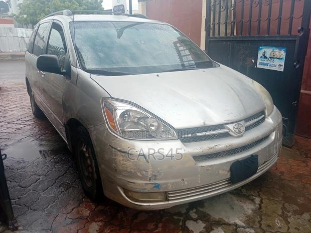 Toyota Sienna 2004 Silver