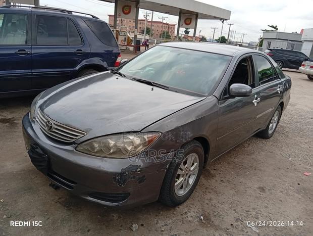 Toyota Camry 2005 Gray