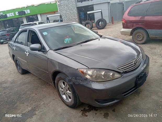 Toyota Camry 2005 Gray
