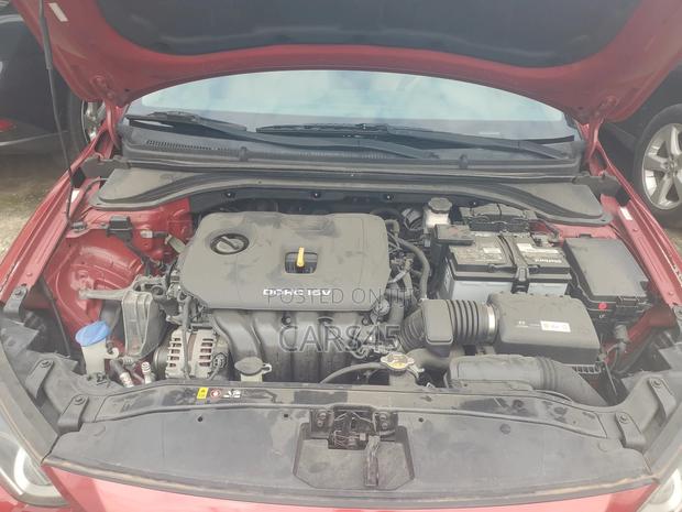 Hyundai Elantra Limited Sedan FWD (2.0L 4cyl 6A) 2017 Red