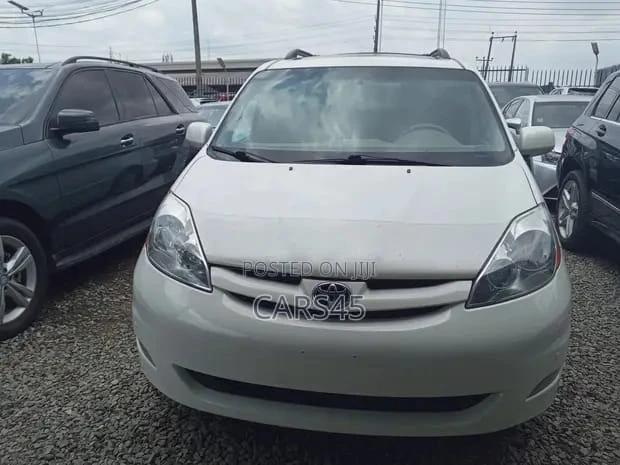 Toyota Sienna XLE 7 Passenger 2010 White
