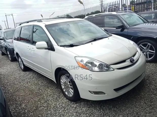 Toyota Sienna XLE 7 Passenger 2010 White