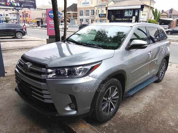 Toyota Highlander LE 4x4 V6 (3.5L 6cyl 8A) 2018 Silver